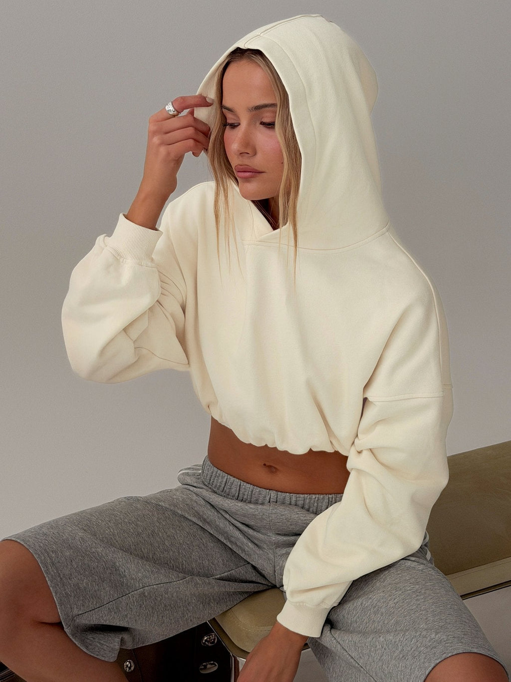 Bubble-Hem Cropped Hoodie – Beige